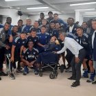 Jugadores y cuerpo técnico rodean a Miguel Ángel, a quien le dedicaron su partido y la victoria.