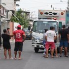 Momento en que el cadáver era retirado por agentes policiales.