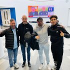 Félix Sánchez (segundo desde la izquierda) se encuentra en Inglaterra, donde se reunió con Jeremy Sarmiento (d) y los demás jugadores del Brighton.