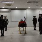 Uniformados escoltaron el ataúd del agente asesinado con un disparo en la cabeza.