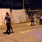 El militar estaba fuera de la casa y cayó en  la calle tras los balazos.