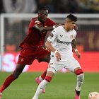 Piero Hincapié (d) fue titular en la derrota del Bayer Leverkusen frente a la Roma, en la semifinal de ida de la UEFA Europa League.