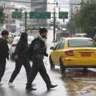 Un grupo de peatones cruzan por la avenida Patria, en una zona donde no hay paso cebra.