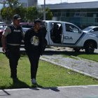 El sujeto fue detenido tras un atraco violento. Al revisarlo, le encontraron el arma de fuego usada para herir a un cuidador.