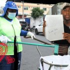 Inés Castañeda  limpia las calles porteñas. Eduardo, su hijo menor, aplaude su esfuerzo.