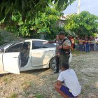 En este vehículo se trasladaban los compadres.