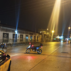 Agentes policiales y de tránsito llegaron al sitio para acordonarlo e impedir el paso vehicular mientras se recababan los indicios.