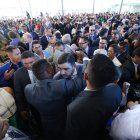 Con casi media hora de atraso, con una dosis de emotividad y aspiraciones, Álvarez encendió al público con su discurso