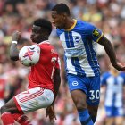 Pervis Estupiñán (d) tuvo una destacada actuación en el triunfo del Brighton ante el Arsenal.
