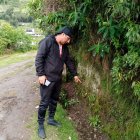 El morador señala el punto exacto en el que fue hallada la maleta con los restos.