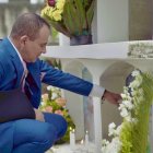 Antes de su posesión, prevista para las 16:00 del 14 de mayo, Javier Pincay visitó la tumba de su esposa. Allí oró en silencio. Llegó en compañía de sus hijos Jeremy y Andrés.