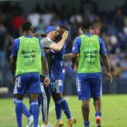 Todo el festejo de Miller Bolaños con su entrenador Miguel Rondelli, en el gol de Emelec.