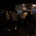 Mientras unos heridos fueron trasladados al hospital de la localidad, los agentes levantaron los cadáveres de las víctimas que quedaron en el sitio.