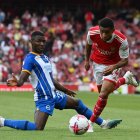 Moisés Caicedo es pretendido por Arsenal y Manchester United, según medios ingleses.