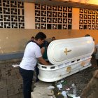 El niño no resistió el impacto del golpe del carro en su cuerpo.