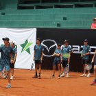 El tenista argentino Juan Martín del Potro (d) durante la clínica con pequeños tenistas