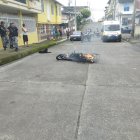 La gente incendió la motocicleta y la policía logró rescatar a los dos sospechosos.