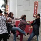 Simpatizantes de Lasso y correístas se enfrentaron luego de la intervención del presidente por el juicio político en su contra en el pleno de la asamblea.