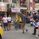 Unas personas cargaron a Carlos Castillo hasta una motocicleta procurando salvarlo.
