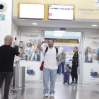 El cantante se despide de su público en el aeropuerto.