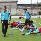 El Beto Araujo comparte su experiencia con los jugadores del Cumbayá. Es el encargado de dar las estretagias en la defensa.