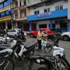 Agentes de la policía realizan patrullajes por las dependencias educativas mencionadas en los panfletos.