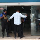 En el municipio de Playas, los guardias revisan a quienes ingresan.