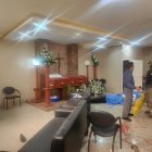 Dos cadáveres quedaron cerca del cofre del difunto. Serían las primeras víctimas de la jornada violenta.