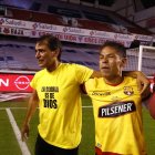 Matías Oyola (c) junto a Javier Burrai (d), tras ganar el título de la LigaPro en 2020 ante Liga de Quito.