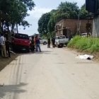 El cuerpo del menor de edad quedó sobre la calzada. Policías llegaron al lugar.