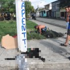 Vecinos cavaron un hueco para enterrar al perrito.