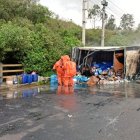 Personal del Cuerpo de Bomberos de Quito se colocó trajes especiales.