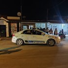 La policía recogió en el inmueble unas evidencias del ataque a balazos.