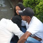 Los padres del adolescente asesinado se abrazan para brindarse consuelo mutuamente.