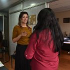 La abogada Johanna Orbe atiende a la víctima en su despacho.