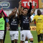 El festejo de los rayados tras sumar un vital triunfo en el campo del Deportivo Cuenca.