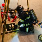 Expertos del Cuerpo de Bomberos de Quito acudieron al sitio donde dos personas terminaron mal mientras impermeabilizaban una cisterna.