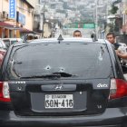 Los presuntos delincuentes se movilizaban en este vehículo negro.