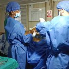 El doctor Daniel Garay y el sargento segundo David Nieves, quien lo asistió durante la cirugía realizada en el área de comedor de un barco atunero.