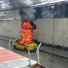 Tras una detonación, el taxi fue incinerado en un barrio de Puerto Bolívar de Machala.