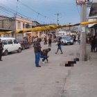 Junto a una acera quedó el cuerpo de Daniel Cevallos.