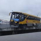 El bus derribó las barandas que dan hacia el río, quedando una parte de la carrocería en el aire.