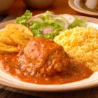 Tradición y salud en cada bocado. Puedes saborear el seco con arroz blanco o colorado.
