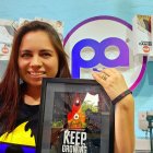 La ecuatoriana ganó un premio por las ventas de sus cursos, que suman a miles de mujeres de varios países que buscan emprender.
