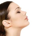 En el caso de que aparezca papada, puedes usar una crema específica con un efecto tensor y así evitar su formación.