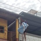 Con el televisor en el hombro quedó el hombre electrocutado.