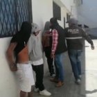 Estos tres individuos son investigados porque habrían robado un vehículo y la su conductor lo abandonaron.