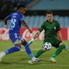 AME9029. MONTEVIDEO (URUGUAY), 05/04/2023.- Jhon Sánchez (i) de Emelec disputa un balón con el portero Mauro Goicoechea de Danubio, hoy, durante un partido de la Copa Sudamericana, en el Centenario en Montevideo (Uruguay). EFE/ Gastón Britos