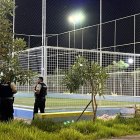 A un costado de la cancha quedó el cuerpo del adolescente.