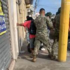 Militares usaron la fuerza sobre el presunto ladrón.